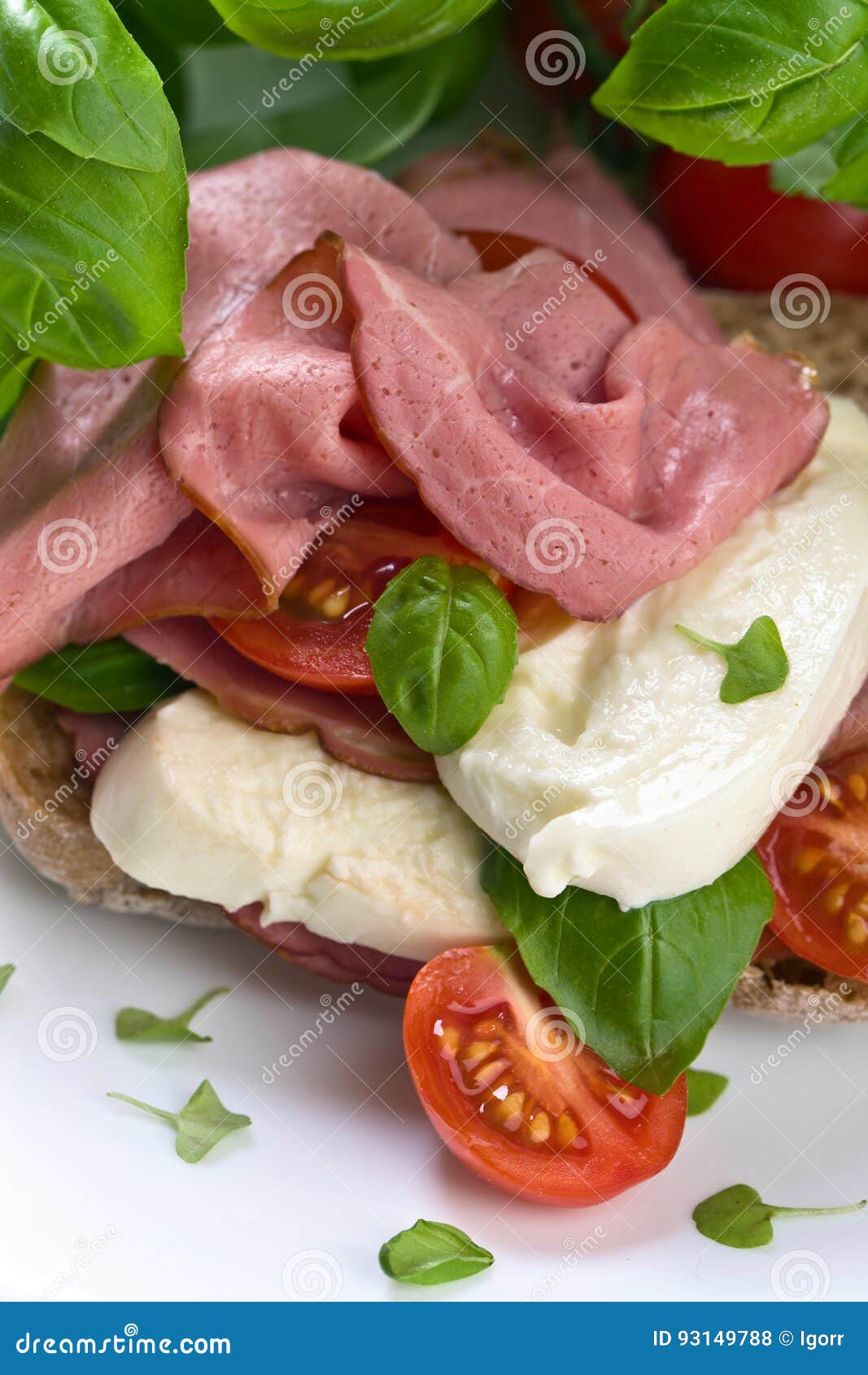 Ciabatta Mit Schinken, Mozzarella, Tomate Und Basilikum Stockfoto ...