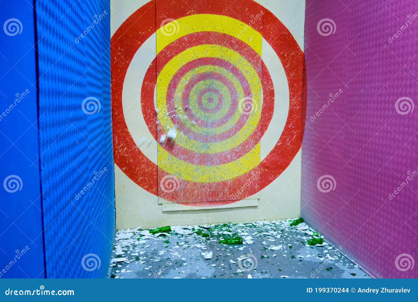 Cible Dans Le Champ De Tir Pour Les Assiettes Et Les Bouteilles De  Lancement Sur Le Mur, Fond Photo stock - Image du dangereux, danger:  199370244