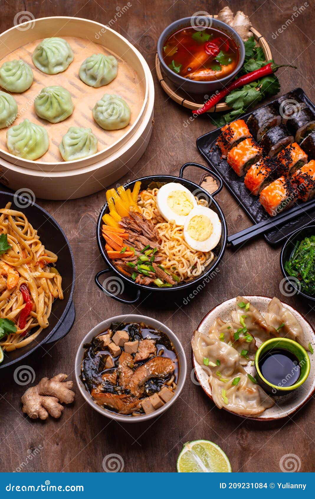 Cibo Asiatico. Cucina Cinese Giapponese E Thai Fotografia Stock - Immagine  di polpetta, biscotti: 209231084