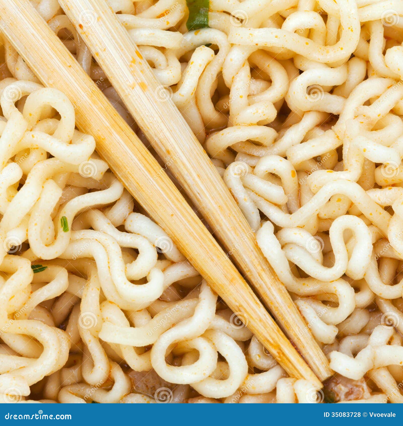 Cibo Del Ramen Istantaneo Dai Bastoncini Di Legno Fotografia Stock -  Immagine di casella, pranzo: 35083728