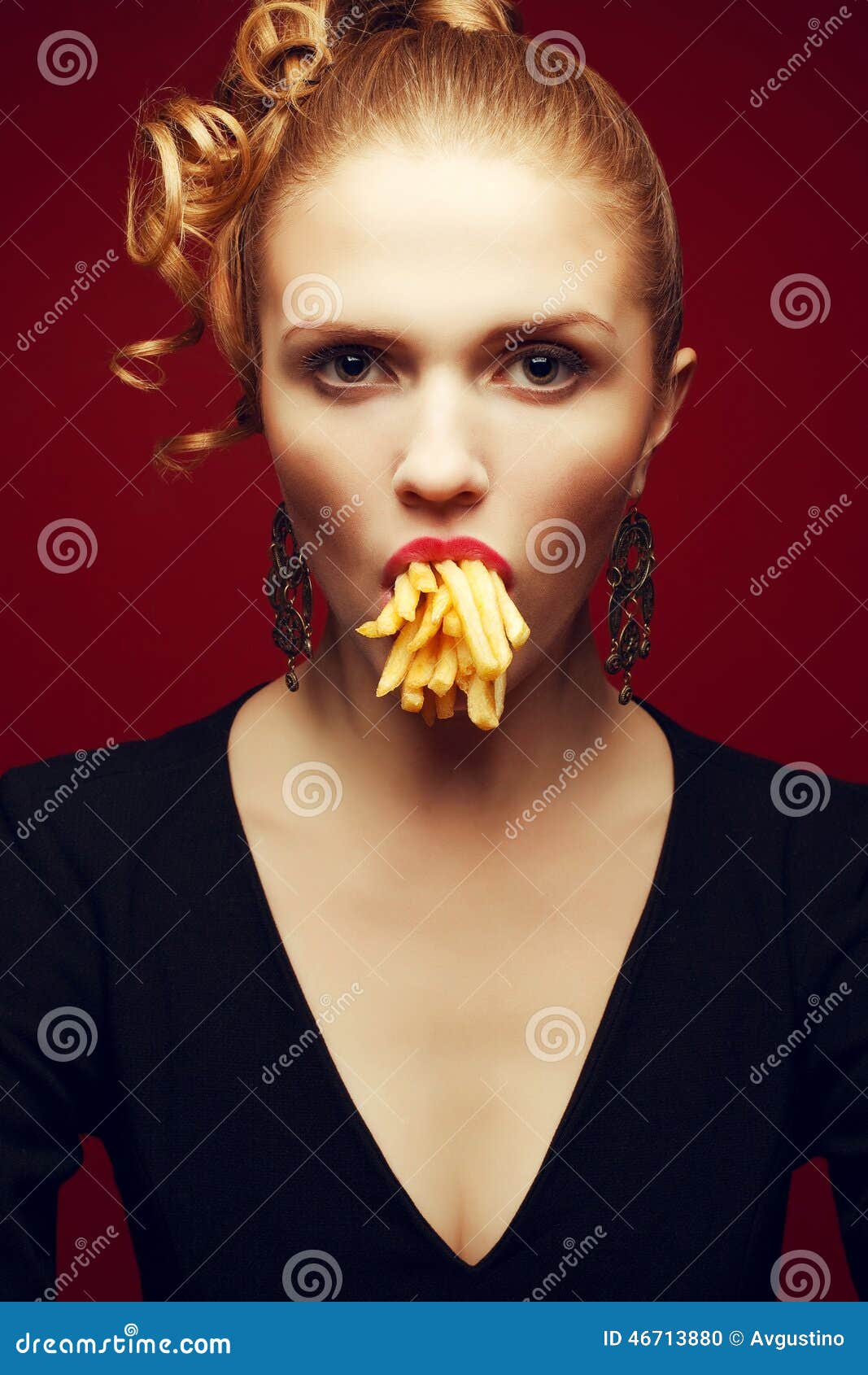 Cibo Non Sano Concetto Degli Alimenti Industriali Ritratto Di Artistico Della Donna Con Le Fritture Fotografia Stock Immagine Di Umano Veloce