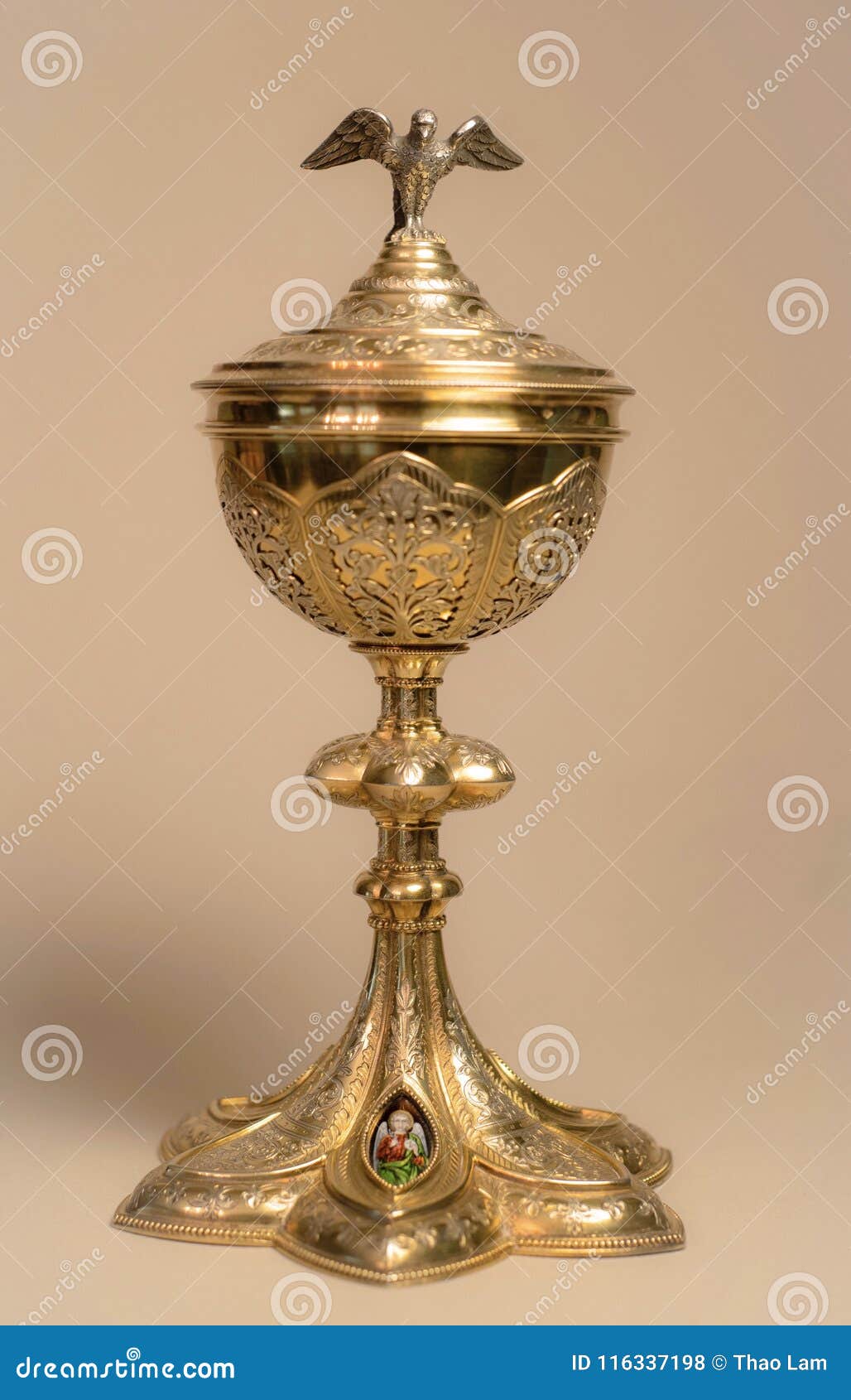 Ciborios Franceses Antiguos Del Oro Para La Masa De La Eucaristía Con Los Medallones Afiligranados Y Pintados a Mano De La Paloma Foto de archivo - Imagen de evangelio, patente: 116337198 Ciborios Franceses Antiguos Del Oro Para La Masa De La Eucaristía Con Los Medallones Afiligranados Y Pintados a Mano De La Paloma Foto de archivo - Imagen de evangelio, patente: 116337198
