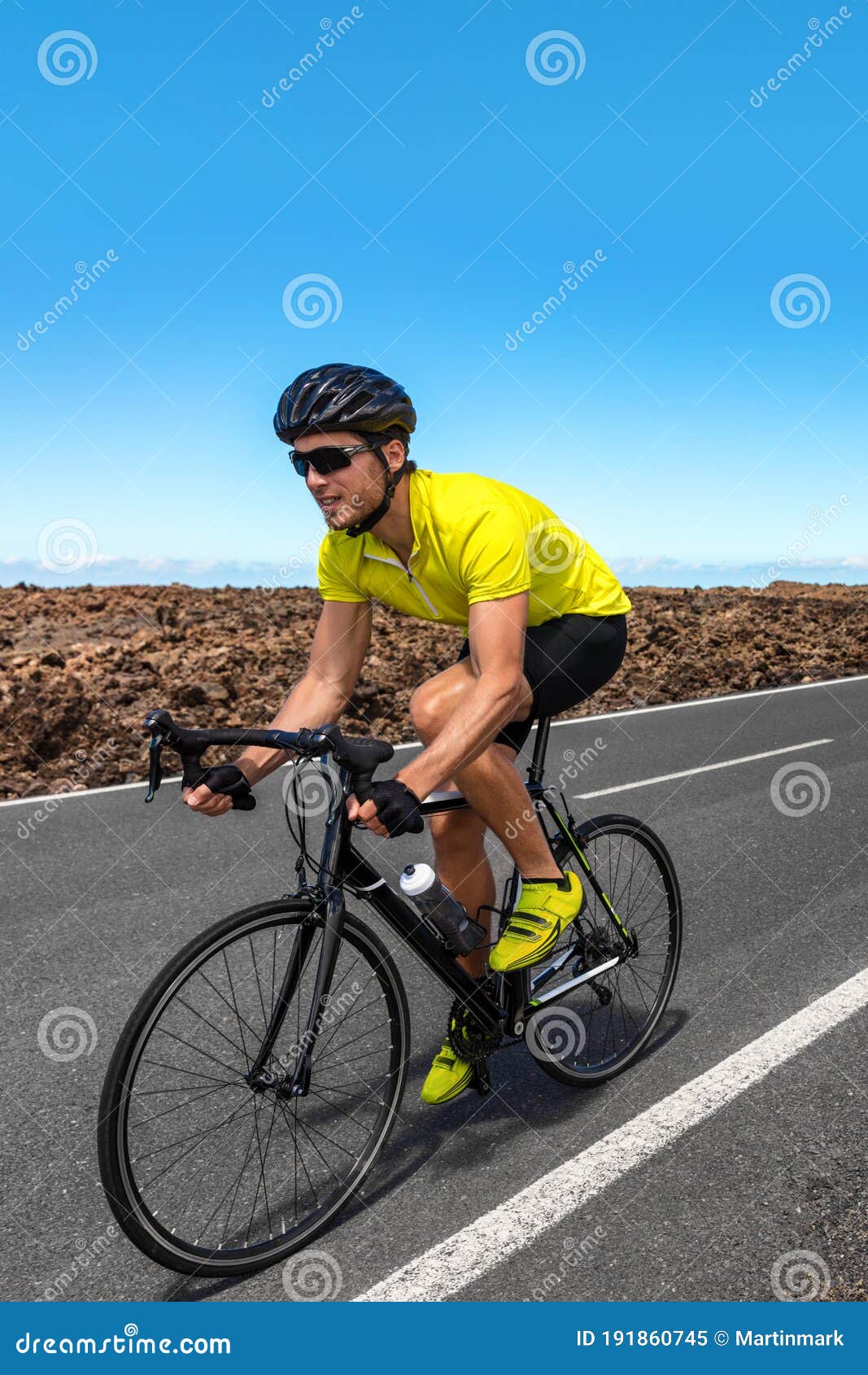 Ciclismo De Hombre En Carrera Por Carretera Con Bicicleta De Carreras  Imagen de archivo - Imagen de guantes, deporte: 191860745