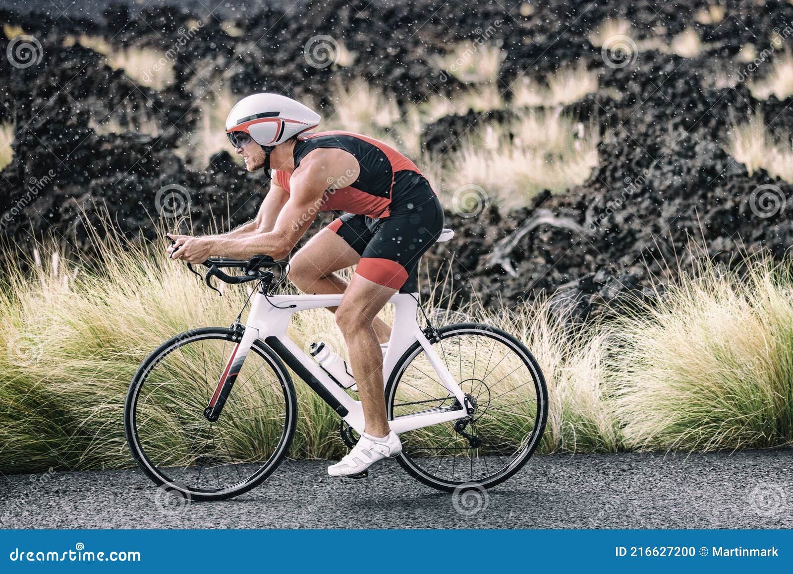 Ciclismo Triatleta Hombre Ciclismo Bicicleta De Carretera Bajo La Lluvia  Durante La Carrera De Triatlón En Hawaii Naturaleza Paisa Foto de archivo -  Imagen de bicicleta, exterior: 216627200