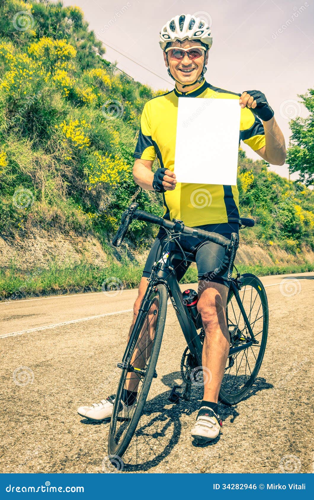 Ciclista Aficionado Con La Hoja En Blanco Foto de archivo - de exterior,