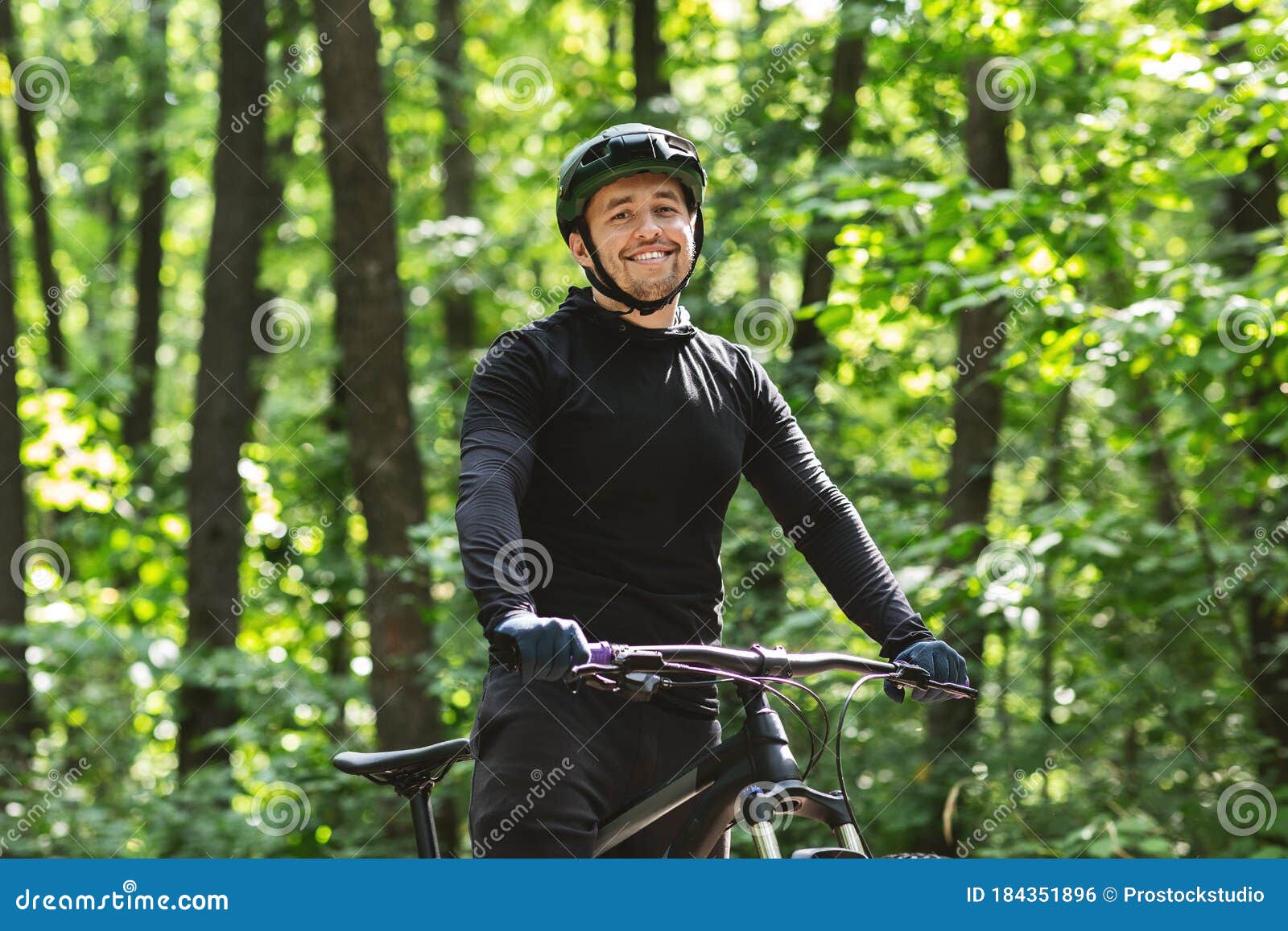 posando para una cámara. ciclista en bicicleta está en la