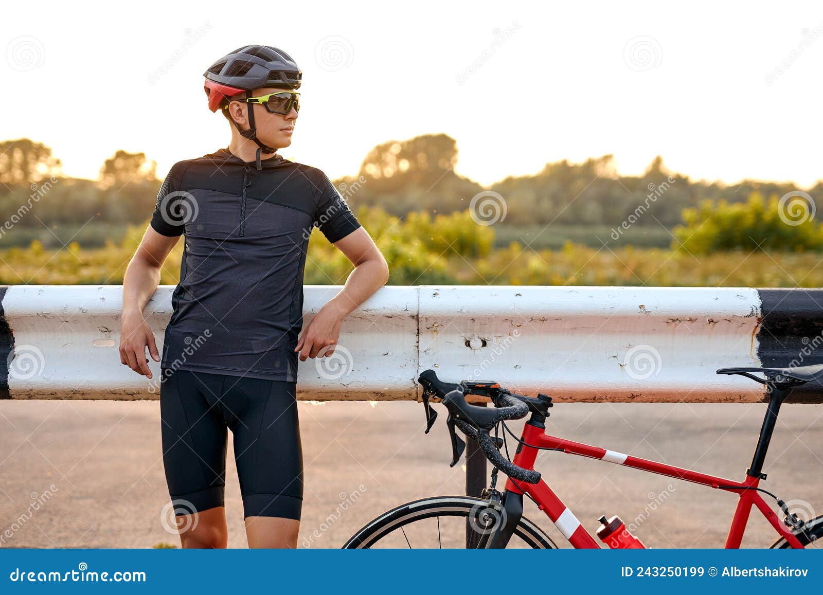 Homem caindo da bicicleta no caminho no campo