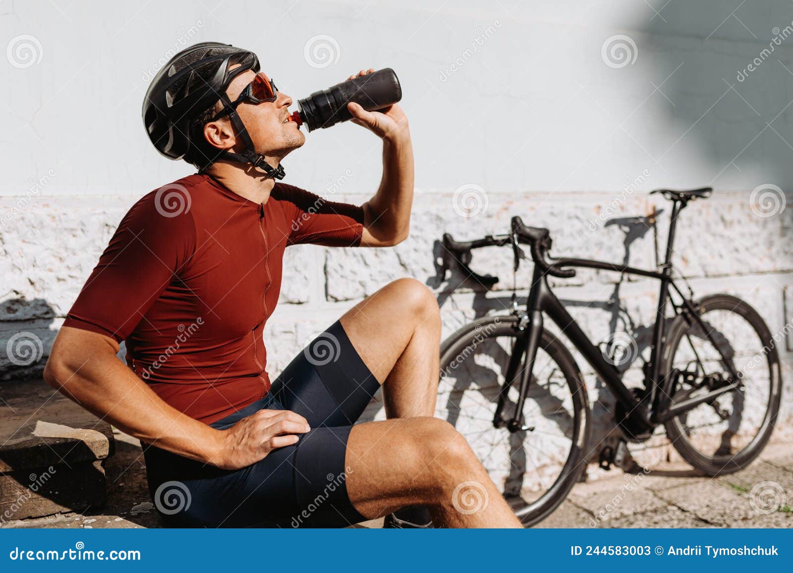 Ciclista En Ropa Deportiva Beber Agua Después De Salir Imagen de archivo -  Imagen de rotura, ciudad: 244583003