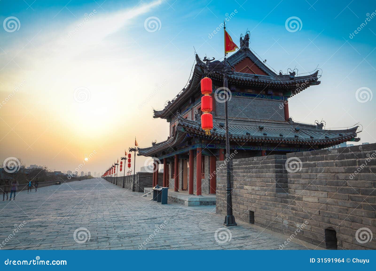 Cidade antiga do cenário de xi'an. Torre antiga na parede da cidade no crepúsculo em Xi'an, China