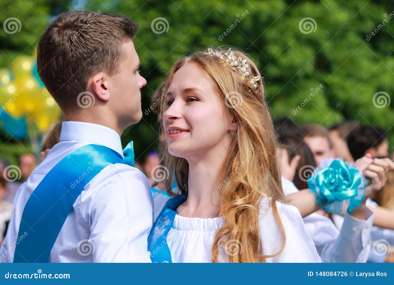 Cidade de Dnipro, Dnepropetrovsk, Ucr?nia 26 05 2018 Dança loura bonita da menina na celebração da graduação da escola, o último sino, graduação da escola, adeus