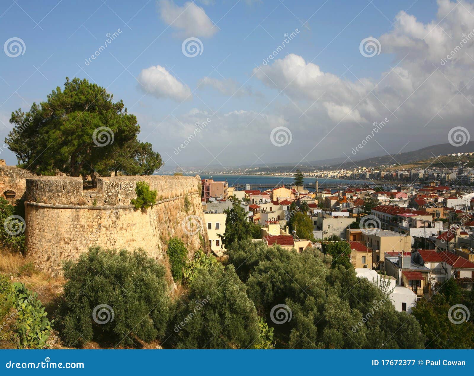 Cidade de Rethymnon e parede do castelo. Uma vista panorâmico da cidade de Rethymnon em Crete, Greece, com a peça da parede do castelo de Fortezza à esquerda.