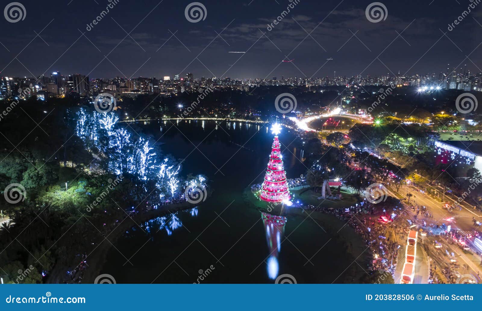 Cidade De São Paulo E árvore De Natal No Parque Ibirapuera Foto Editorial - Imagem de dezembro, verde: 203828506 Cidade De São Paulo E árvore De Natal No Parque Ibirapuera Foto Editorial - Imagem de dezembro, verde: 203828506