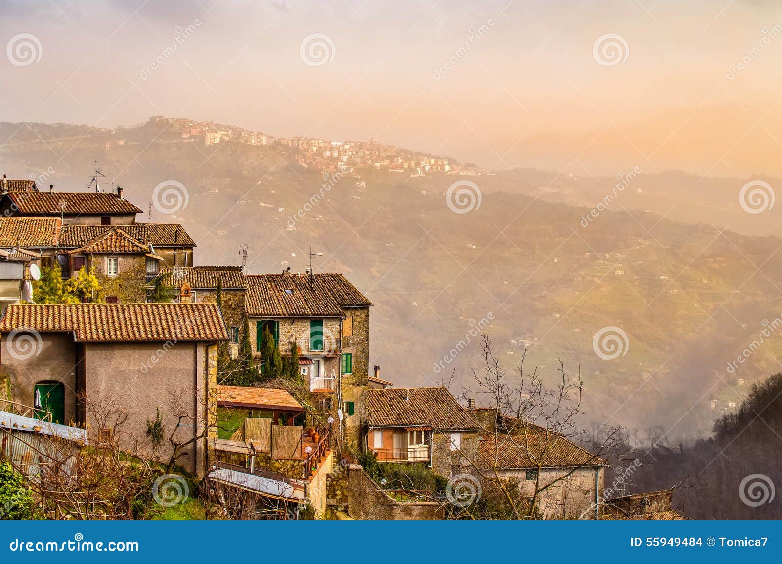 Cidade de San Vito Romano nas inclinações dos montes de Lazio, Itália. Cidade histórica de Pictureque de San Vito Romano nas inclinações de um monte nas montanhas de Lazio, Itália