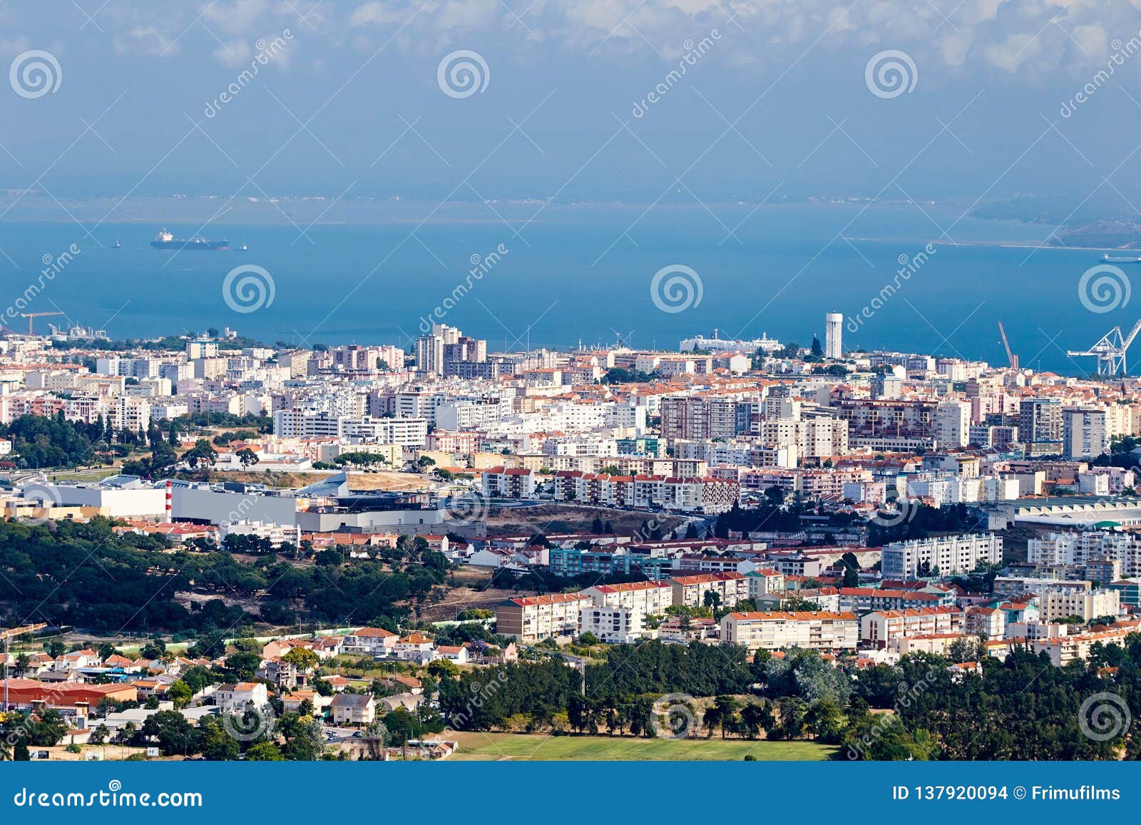 Cidade de Setubal na luz do dia