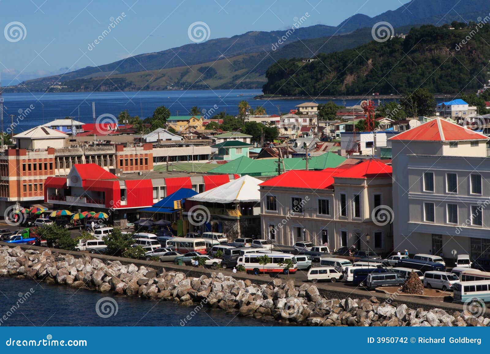 Navio de cruzeiros que entra uma cidade do Cararibe Roseau no console de Dominica