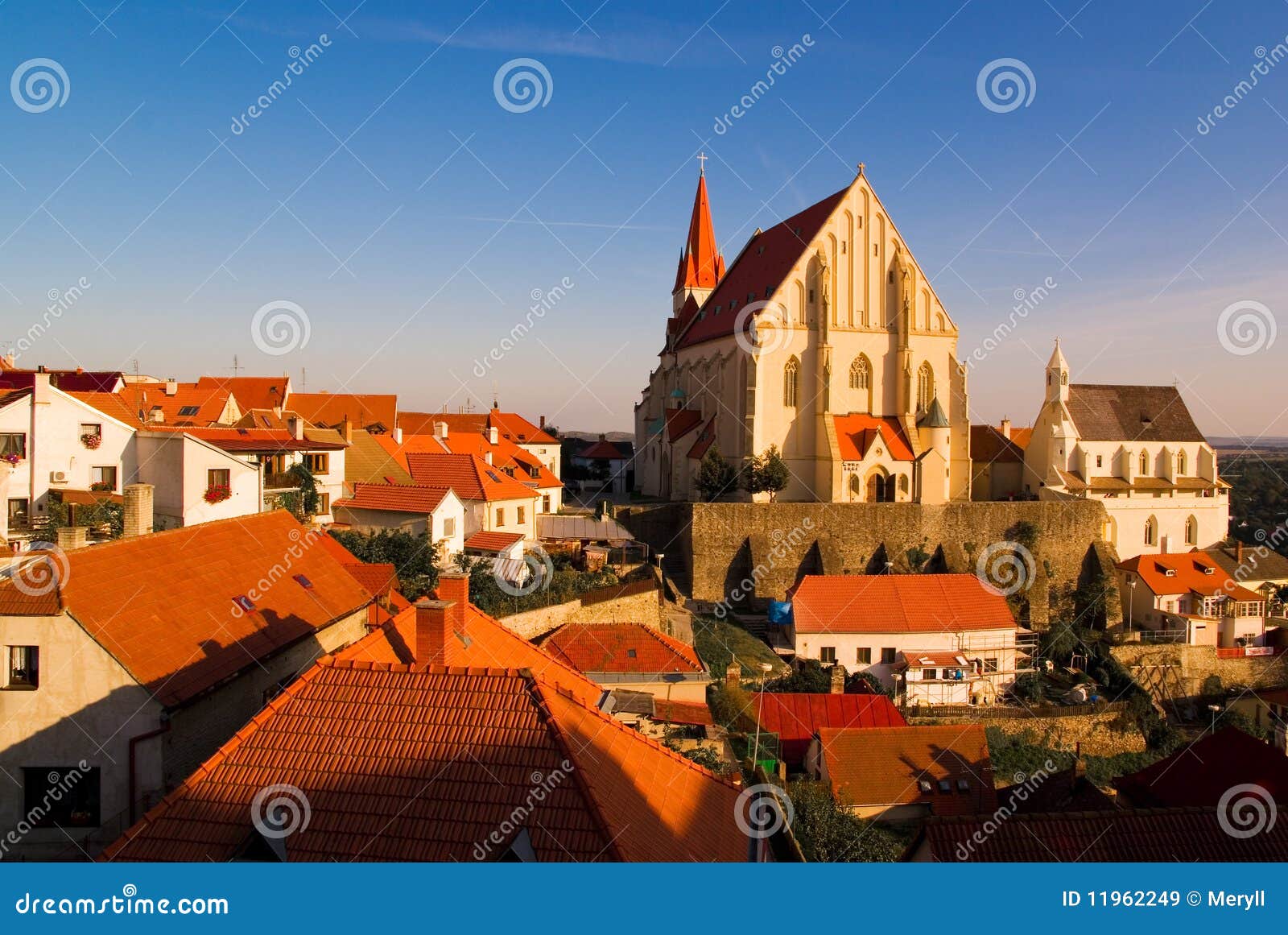 Cidade histórica de Znojmo, panorama medieval velho da cidade com a igreja de St. Michael, capela original de St. Wenceslas e muitos telhados vermelhos da cidade de casas comuns com fundo da luz solar morna bonita e do céu azul. Znojmo, república checa, Europa.