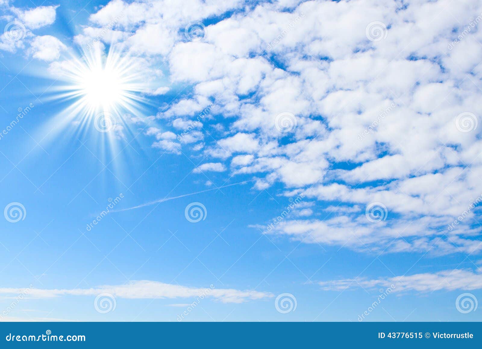 Ciel Bleu Avec Le Soleil Et De Beaux Nuages Image stock - Image du 