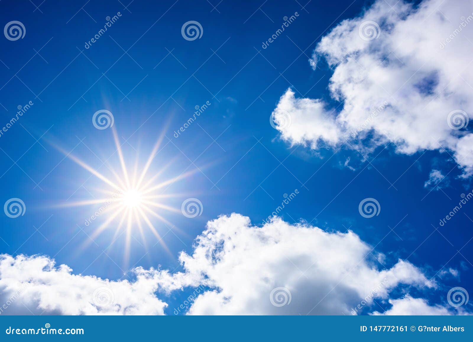 Ciel Bleu Avec Le Soleil Lumineux Image Stock Image Du Cloudscape Fond Ciel Bleu Avec Le Soleil Lumineux Image Stock Image Du Cloudscape Fond