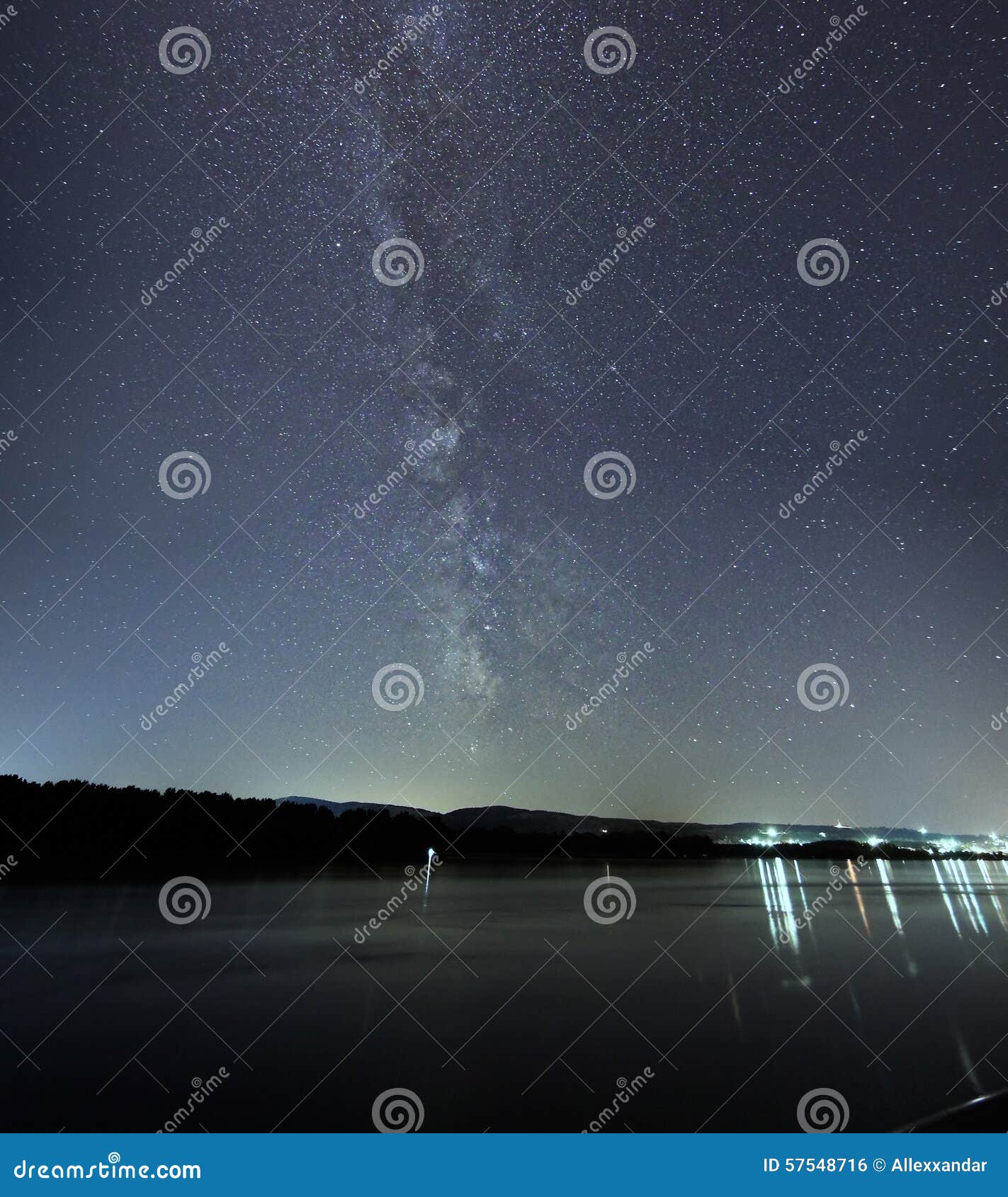 Ciel nocturne de forêt profonde de galaxie de manière laiteuse beau. Longue photo d'exposition de champ large de la manière laiteuse Ciel nocturne
La manière laiteuse est la galaxie qui contient notre système solaire Son nom laiteux est dérivé de son aspect pendant qu'une faible bande rougeoyante arquant à travers le ciel nocturne dont les différentes étoiles ne peuvent pas être distinguées par l'oeil nu