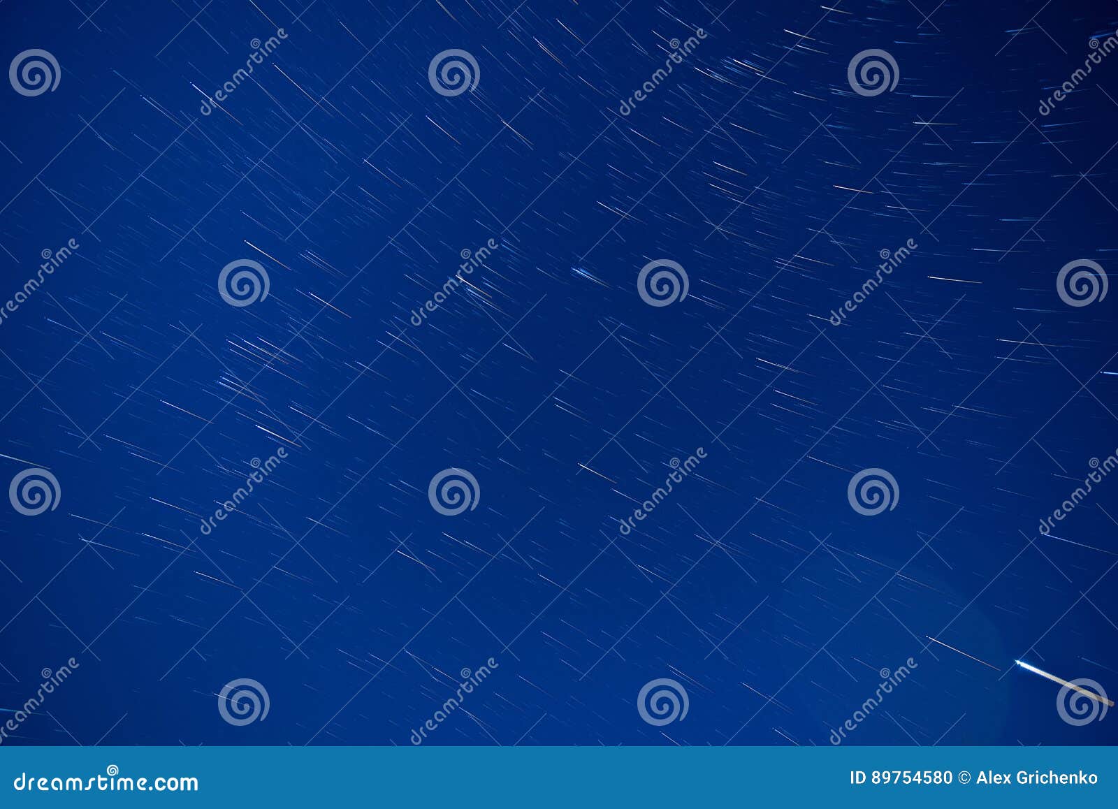 Ciel Nocturne Et Longueur De Timelapse Détoiles Photo Stock