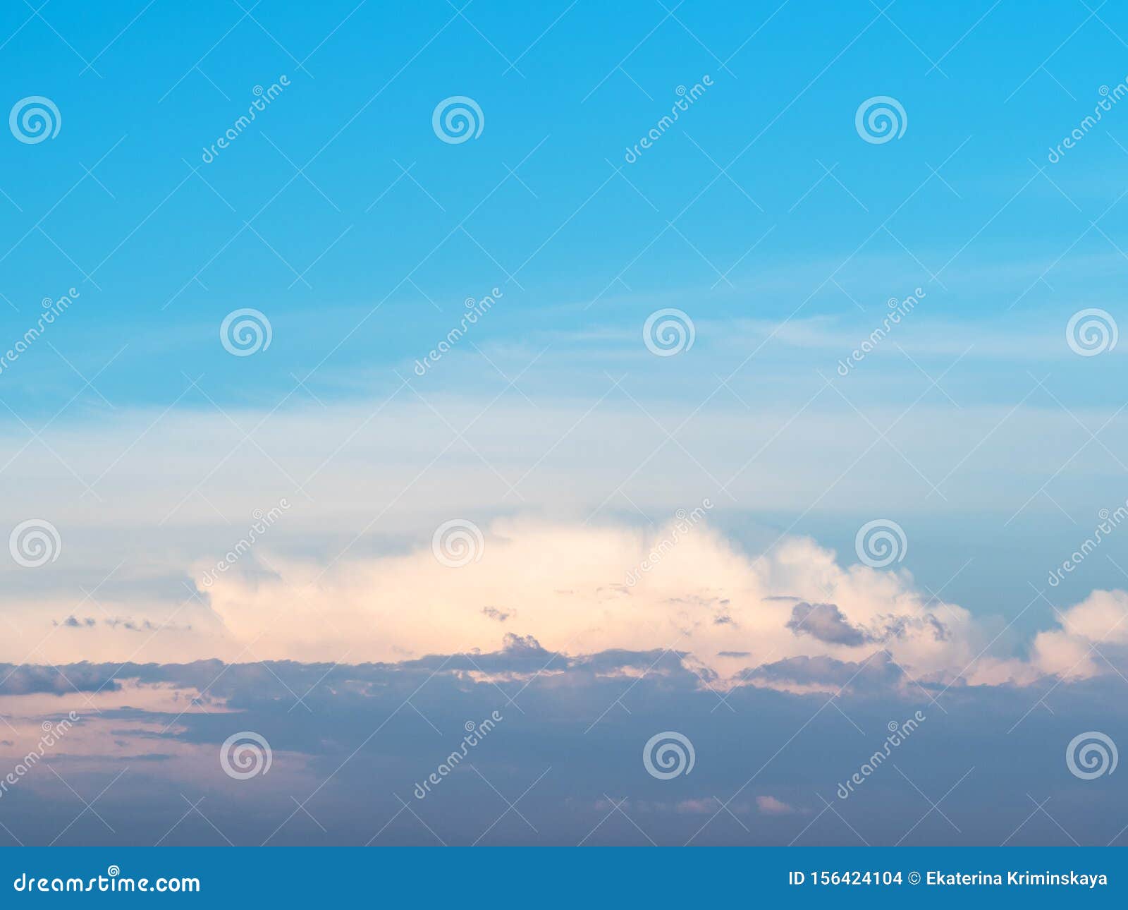Cielo Azzurro Con Nuvole Grigie Rosa E Bianche Fotografia Stock Immagine Di Paesaggio Dusk 156424104