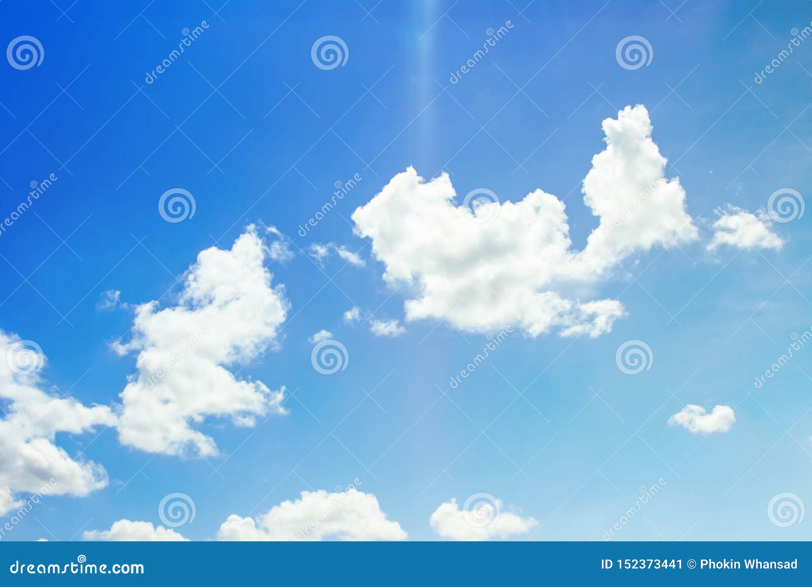 Cielo Azzurro Con Sfondo Nuvoloso Bellissime Nuvole Bianche E Fluide Su Uno  Sfondo Blu Chiaro Giornata Di Pulizia E Bel Tempo in Immagine Stock -  Immagine di disegno, giorno: 152373441