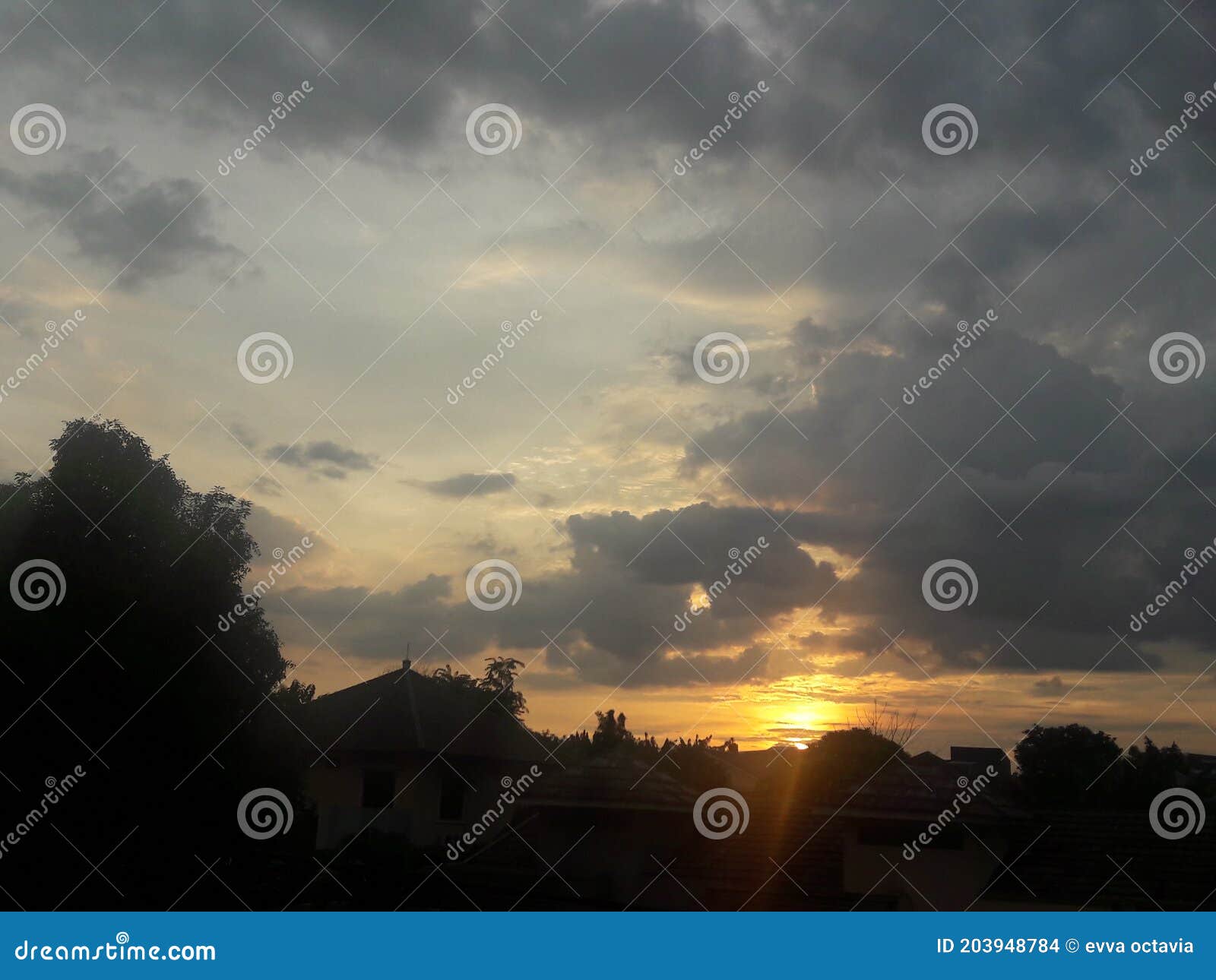 Cielo cuando cae el sol foto de archivo. Imagen de horizonte - 203948784