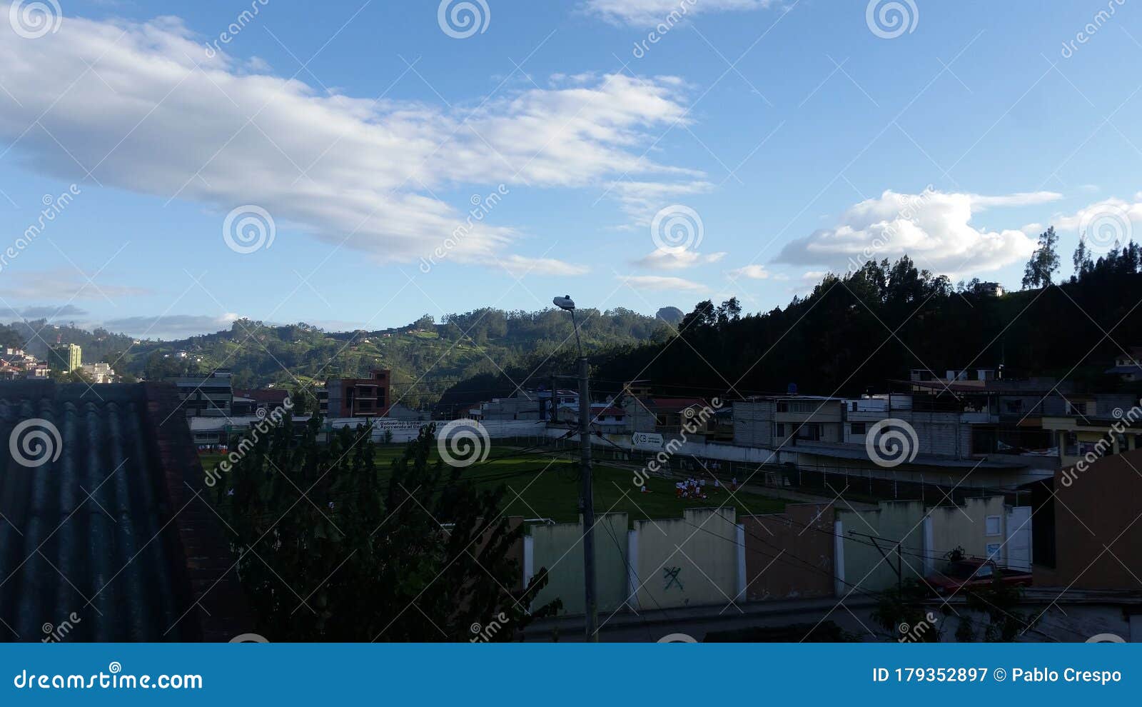 cielo despejado con pocas nubes.