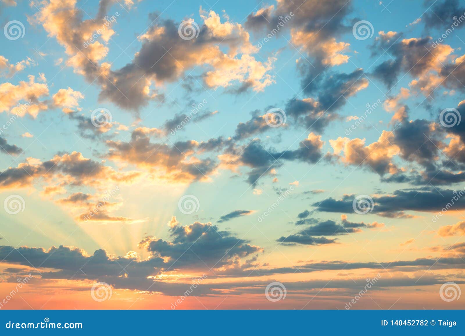 L'alba cielo su un campo coperto di gelo con una linea di alberi di pioppo  all'orizzonte. Cielo perlopiù chiaro con alcune macchie di tipo cirrus  nuvole. Campagna del Kent in Inghilterra. Inverno