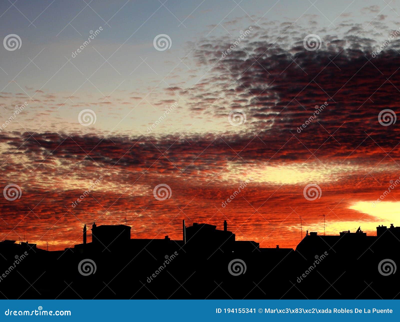 cielo dramÃÂ¡tico en la ciudad