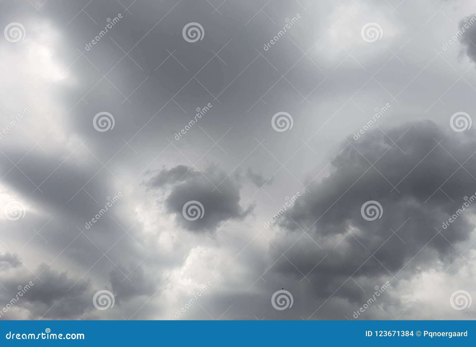 Nube Grande Oscura Dramática Imagen de archivo - Imagen de lluvioso,  belleza: 102650687, image size:1600x1168