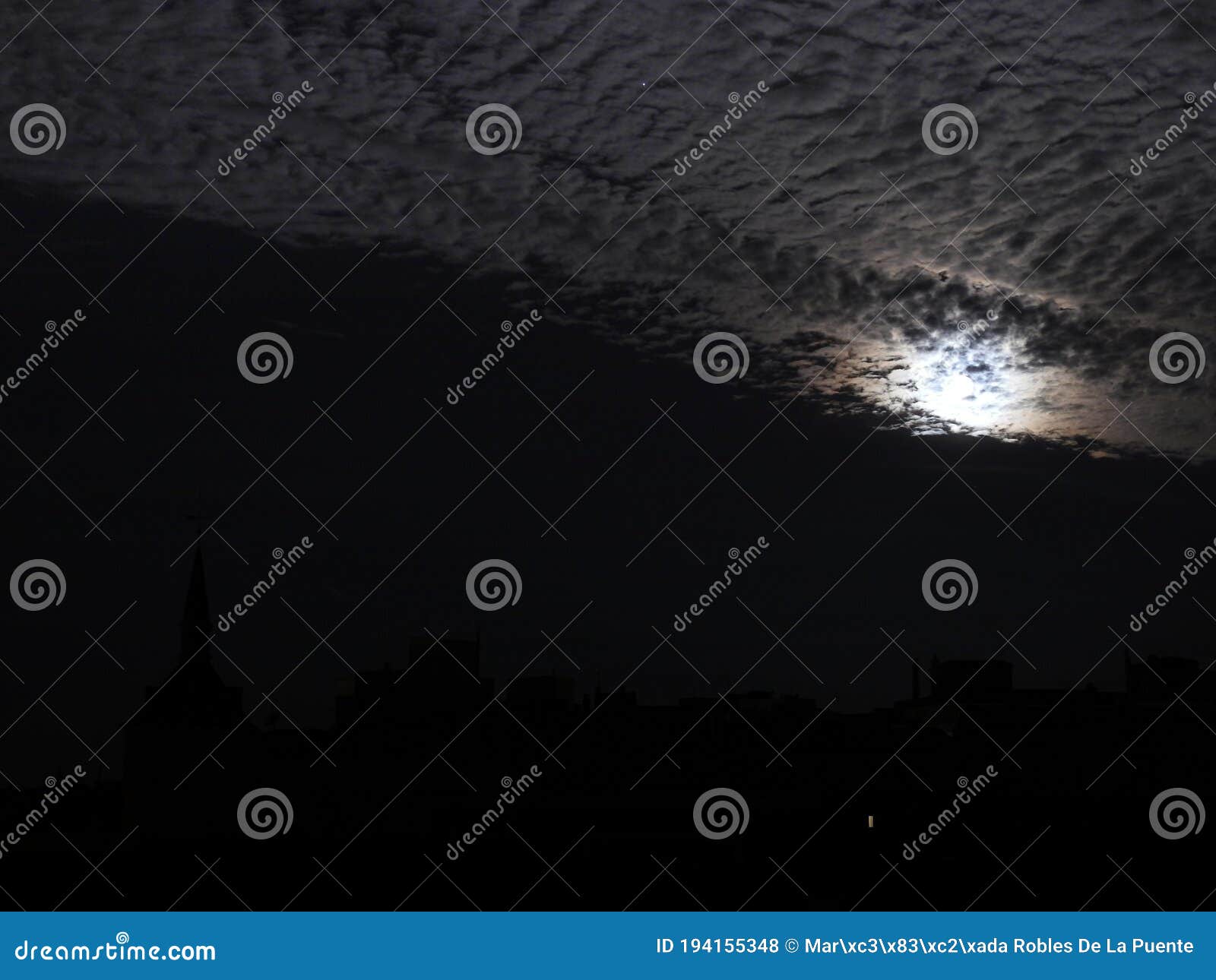 cielo nocturno con nubecillas blancas