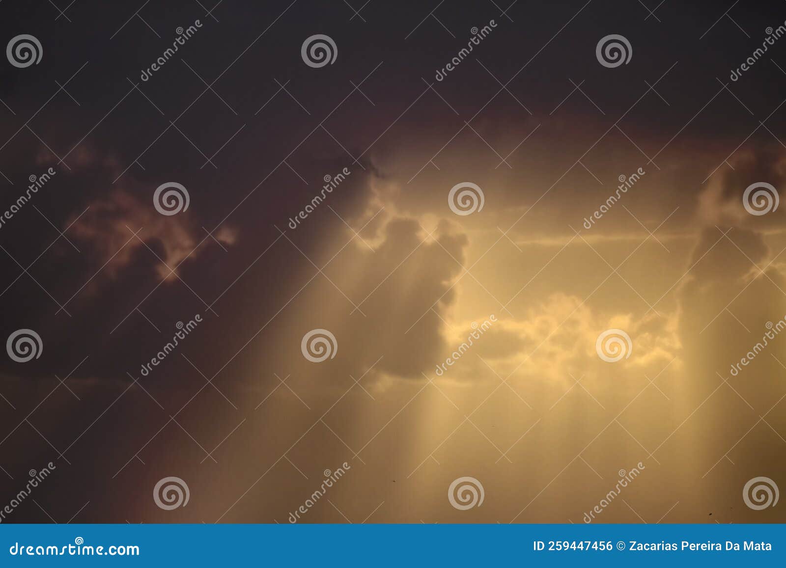 Cielo Nublado Al Atardecer Con Vigas De Sol Foto de archivo - Imagen de