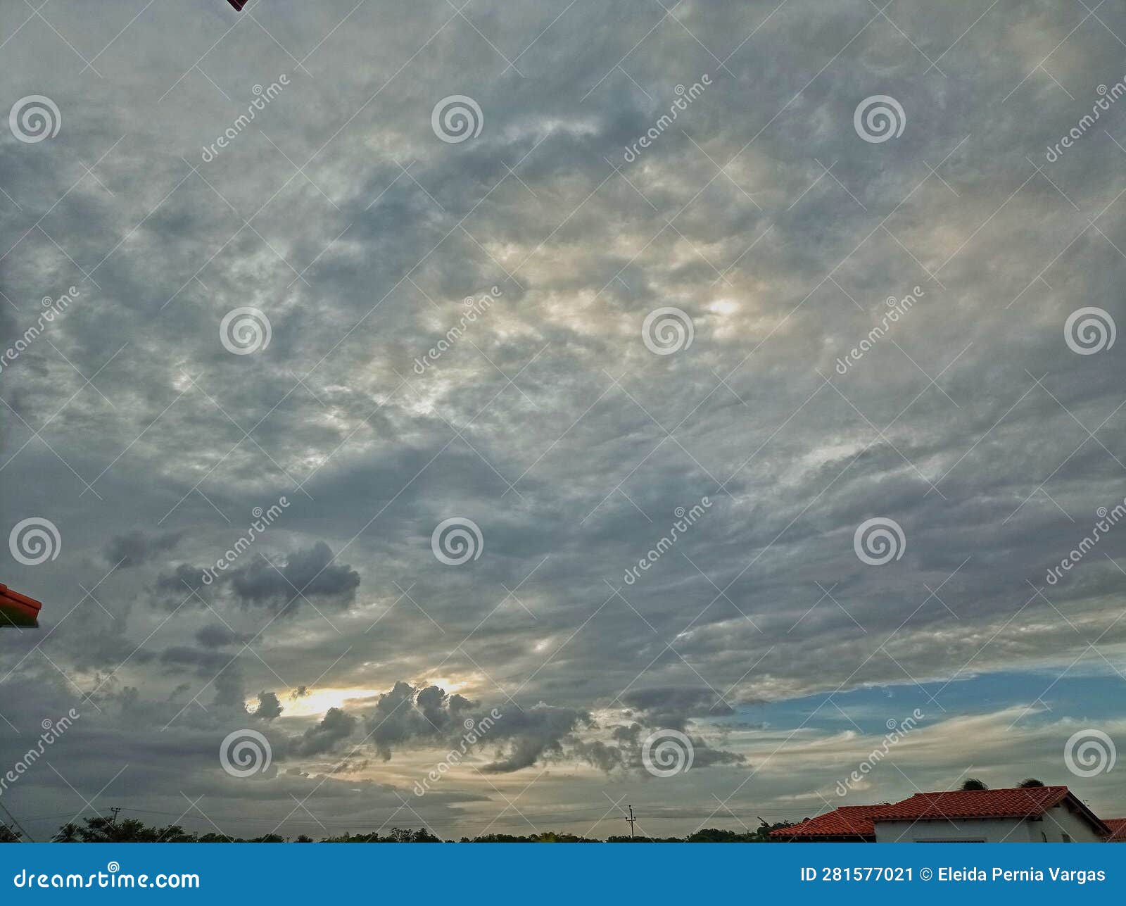 cielo nublado gris y azul gigante