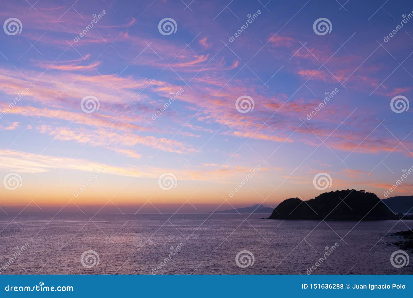 cielo rojo al amanecer en getaria, costa de euskadi