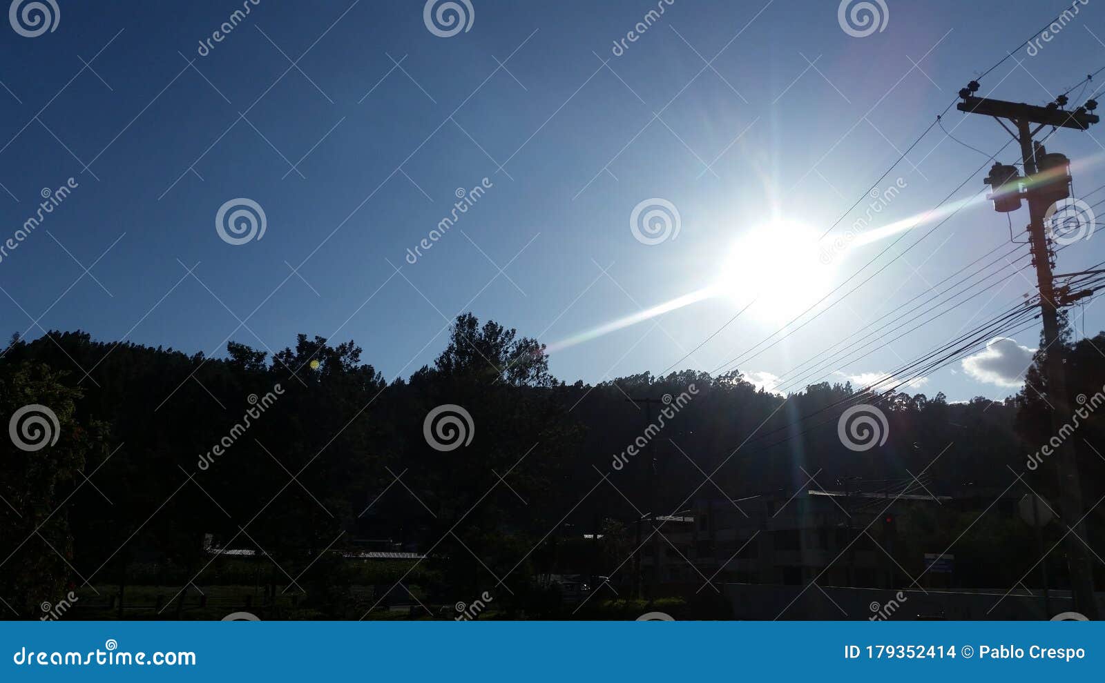 sol resplandeciente e intenso en la ciudad.