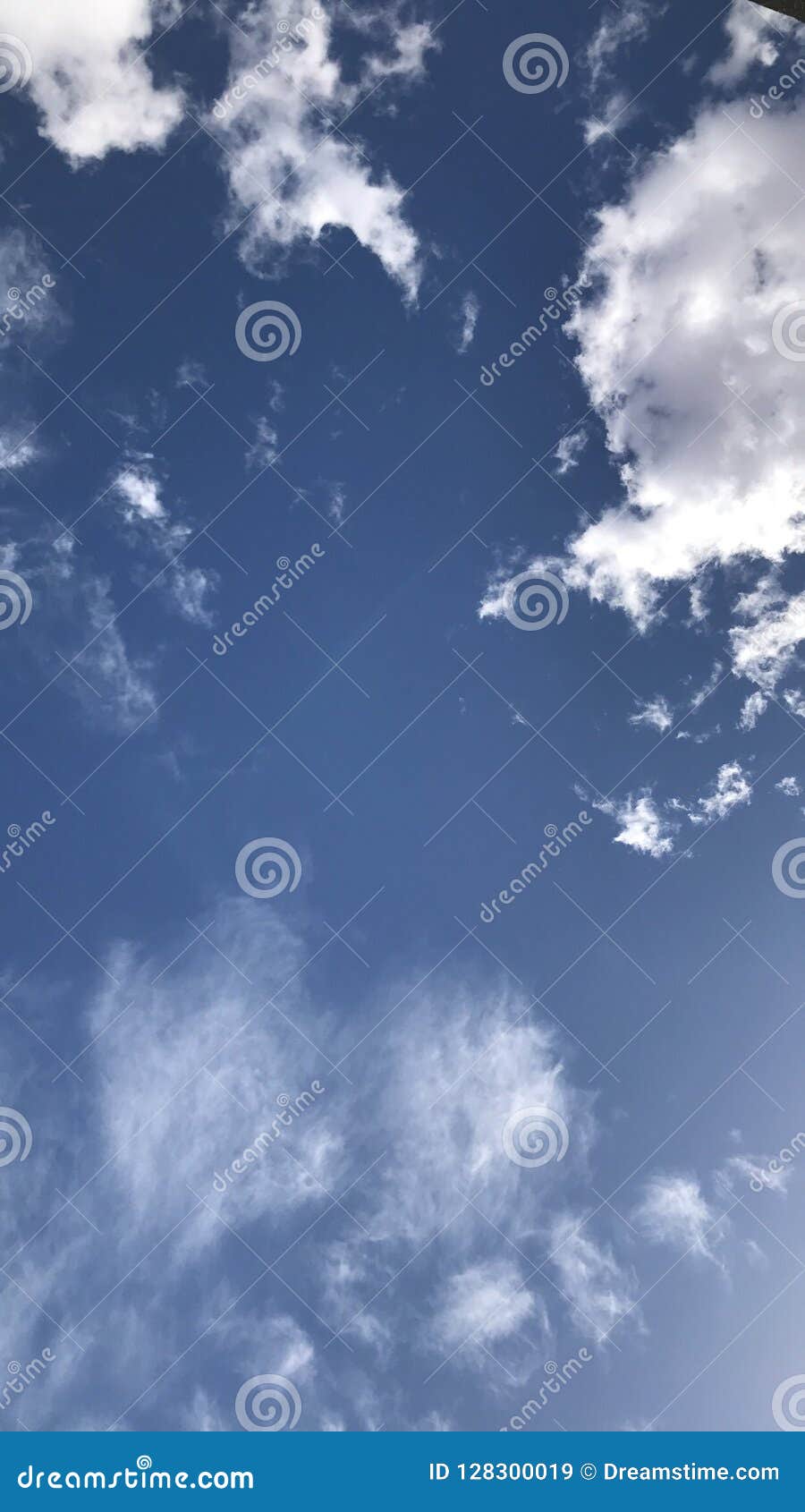 Cielos azules imagen de archivo. Imagen de azul, cielos - 128300019