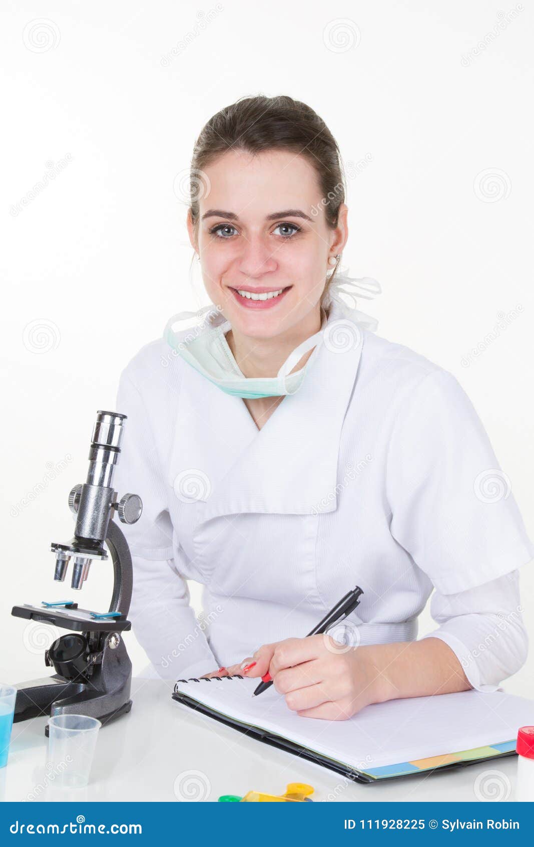 Cientista da mulher que trabalha com o microscópio no laboratório. Cientista Working With Microscope da mulher no laboratório que faz a pesquisa, menina que faz experiências científicas