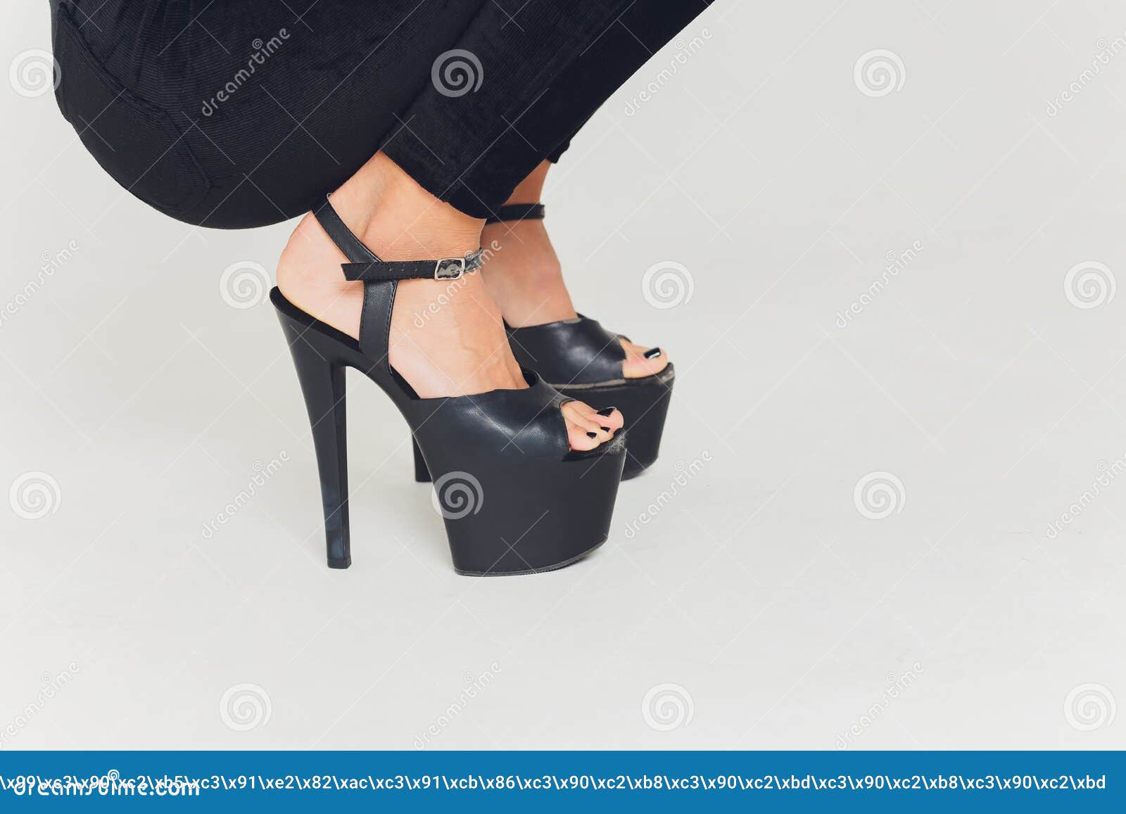 Cierra Los Zapatos Para Bailar Con Tacones Altos En Las Imagen - de muchacha, moderno: 160897561
