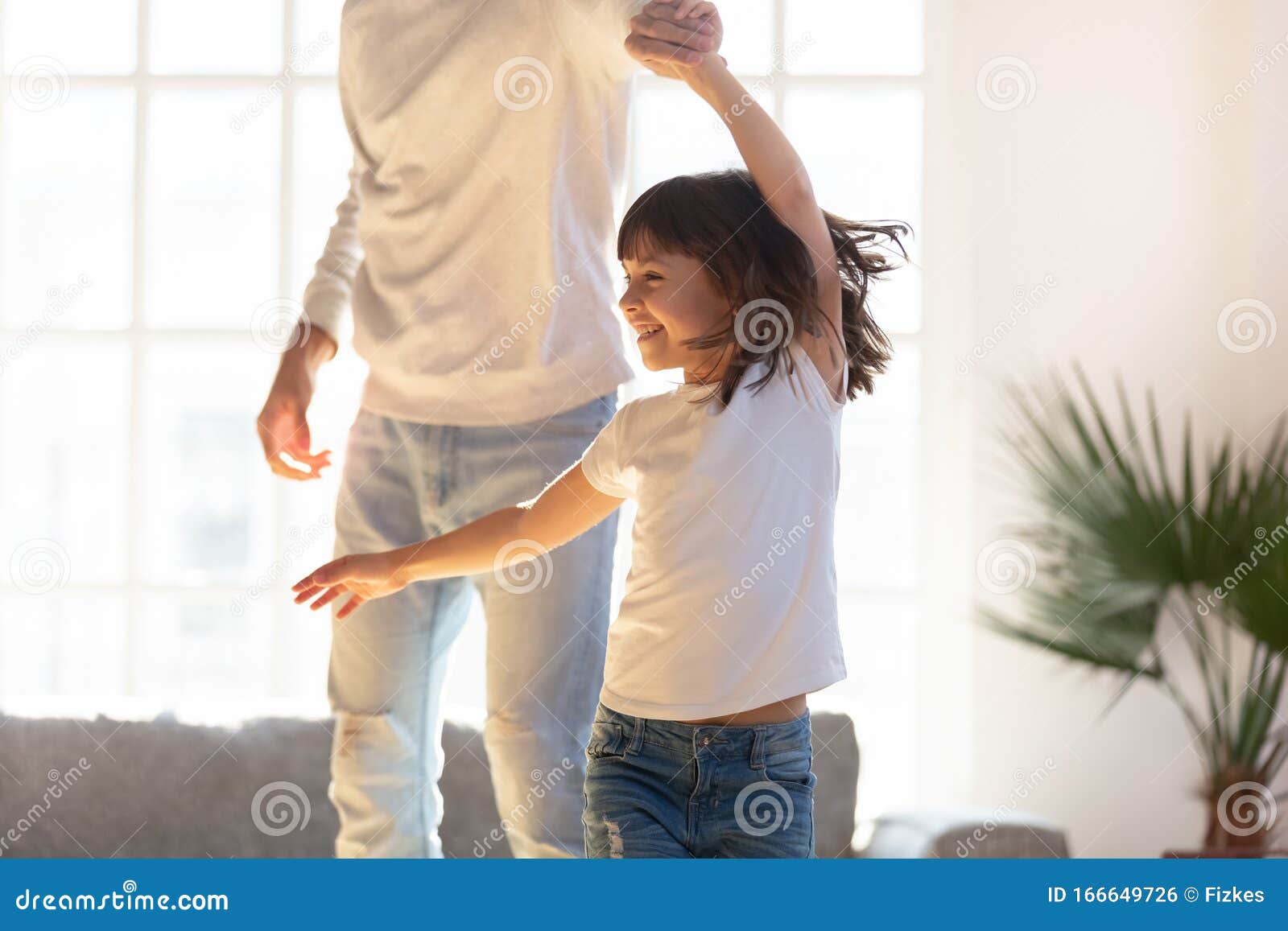 Cierra a Un Padre Amoroso Y a Una Hija Pequeña Bailando En Casa Foto de  archivo - Imagen de hombres, positivo: 166649726