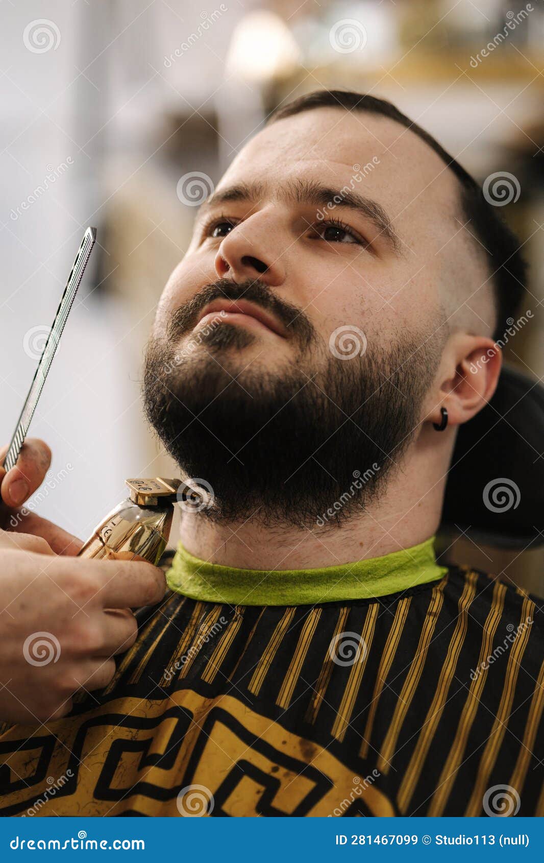 apuesto hombre barbudo en la barbería, peluquero en el trabajo