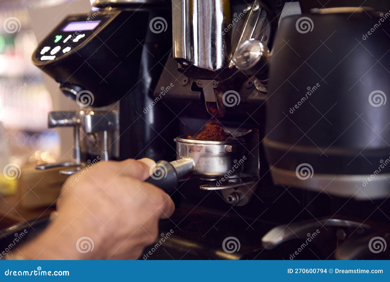 Cierre De Barista En Café Con Máquina Para Hacer Café Foto de archivo -  Imagen de hombre, habilidad: 270600794