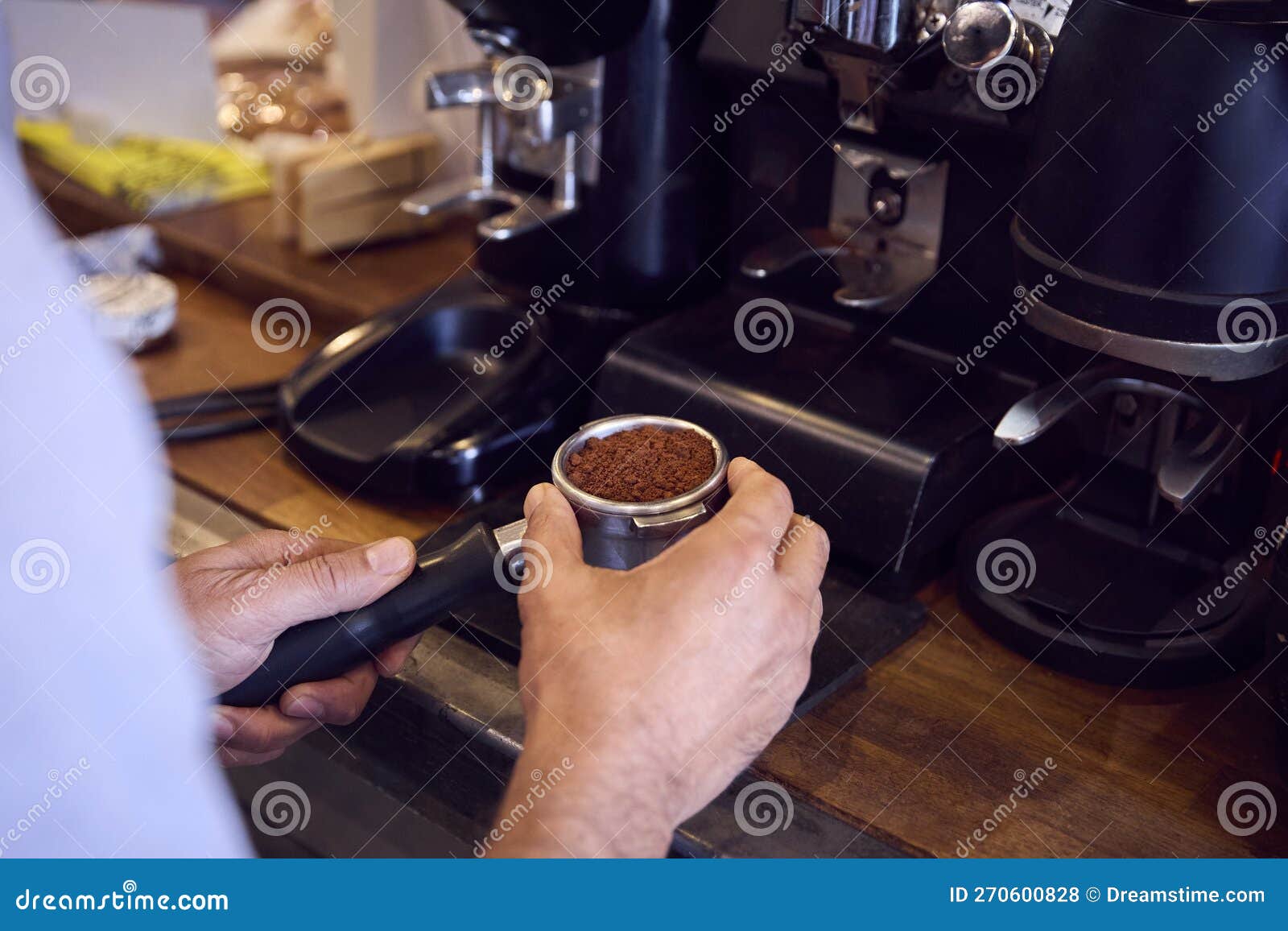 Cierre De Barista En Café Con Máquina Para Hacer Café Foto de archivo -  Imagen de horizontal, café: 270600828