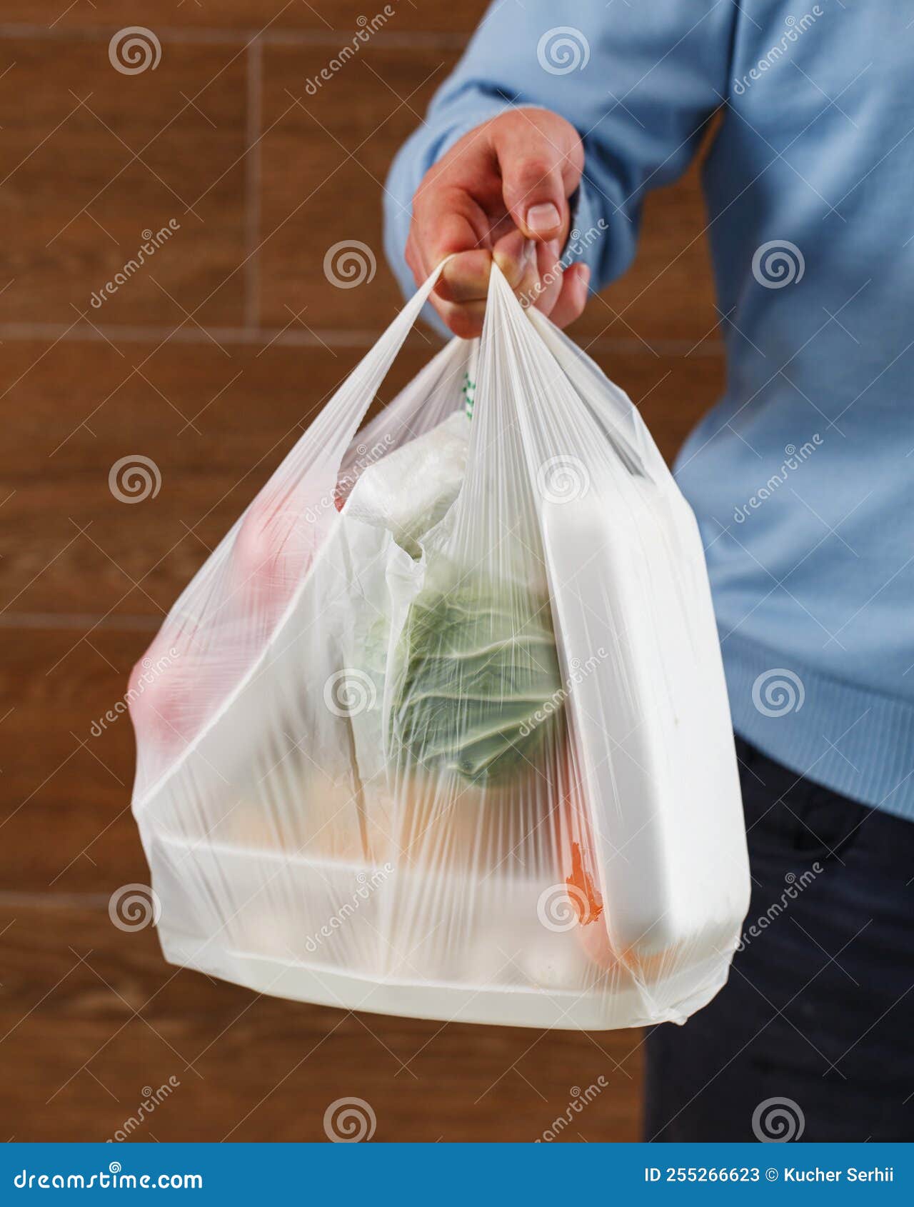 Cierre De Bolsa De Plástico Transparente Blanca Con Comida En Mano De Un  Hombre Desconocido. Imagen de archivo - Imagen de reciclable, cocina:  255266623