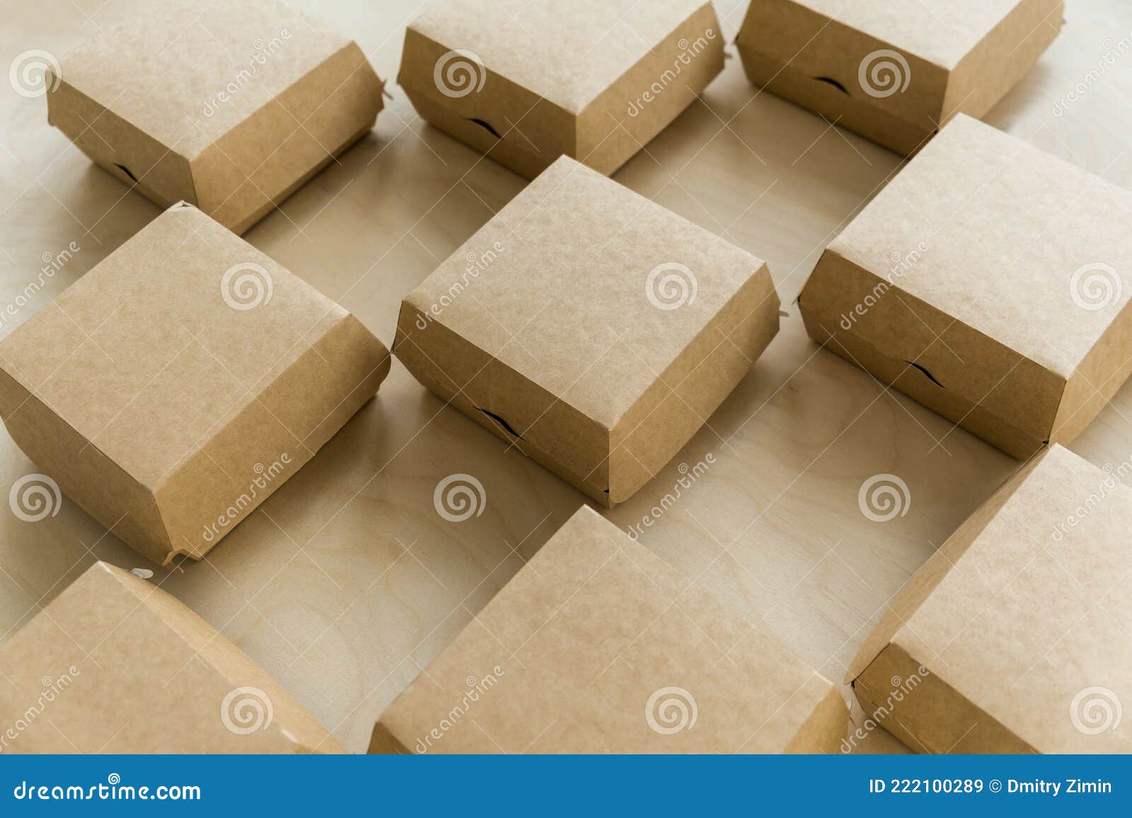 Cajas de cartón y sobres para empaquetar paquetes aislados en blanco