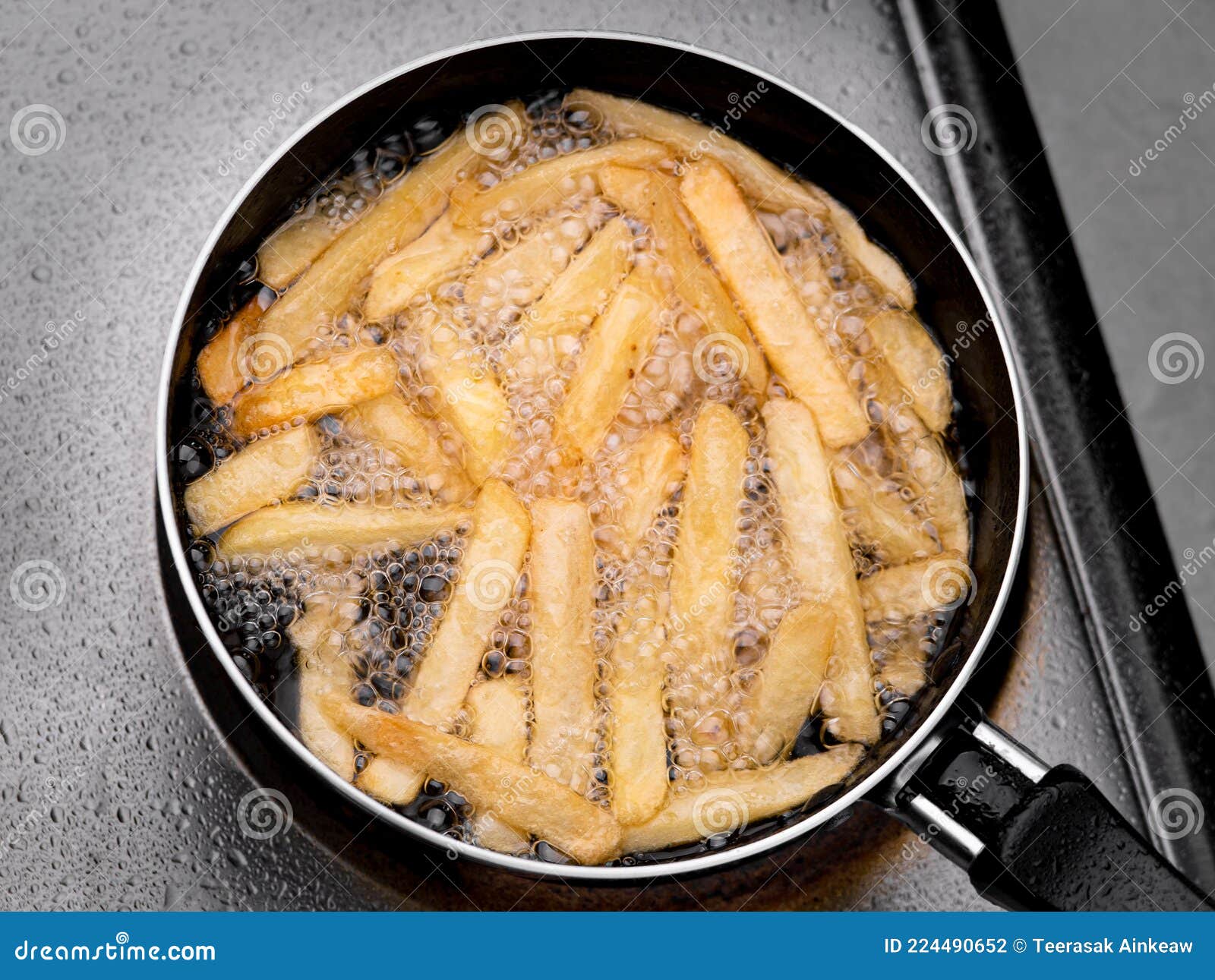 Cierre De Frituras Fritas En La Freidora Con Aceite Caliente En La Cocina  Eléctrica. Hacer Papas Fritas Caseras Foto de archivo - Imagen de chatarra,  fondo: 224490652