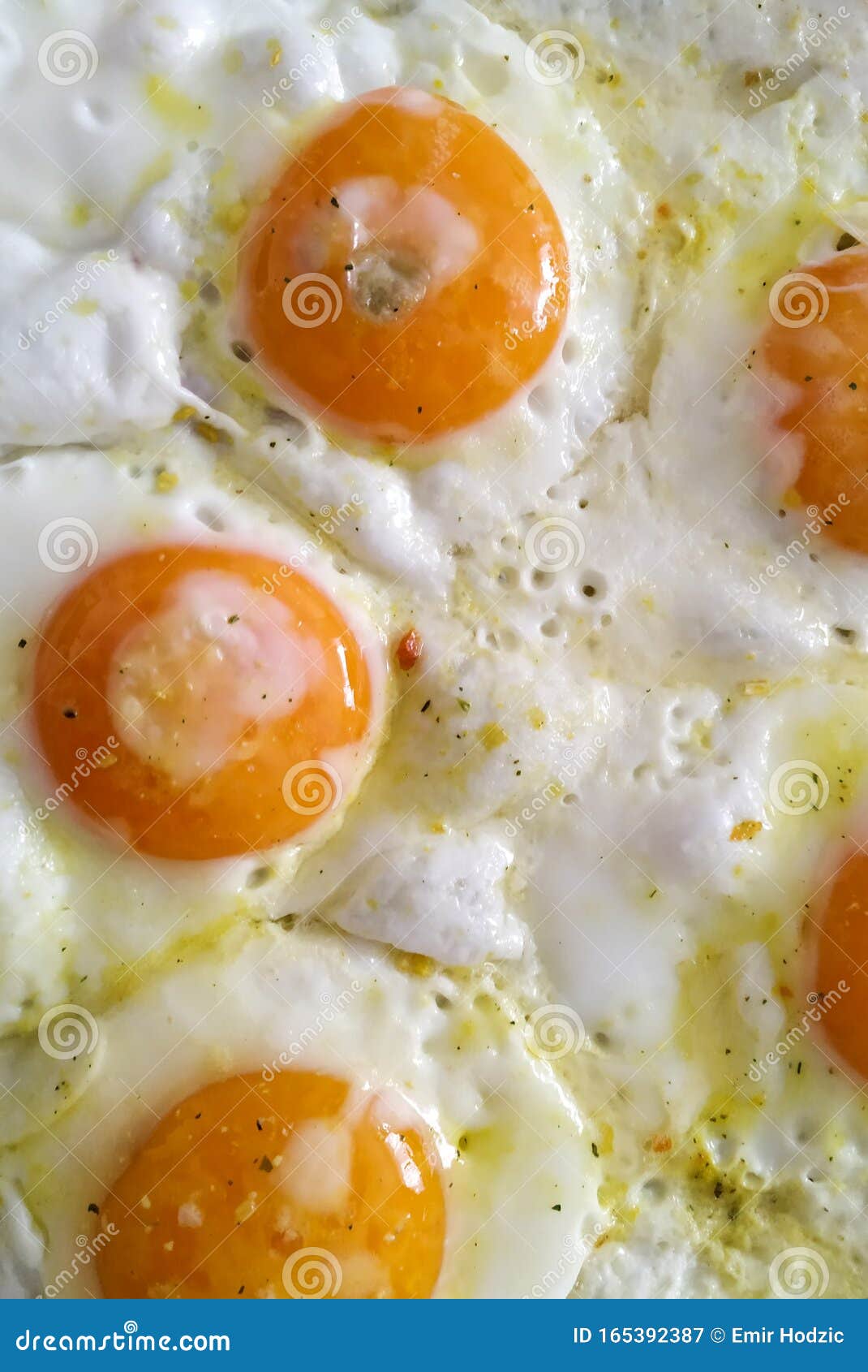 Cierre De Huevos Fritos Para El Desayuno Con Un Aspecto Muy Cercano De  Yemas De Huevo Y Claras De Huevo Para Obtener Un Fondo Ric Imagen de  archivo - Imagen de dieta,