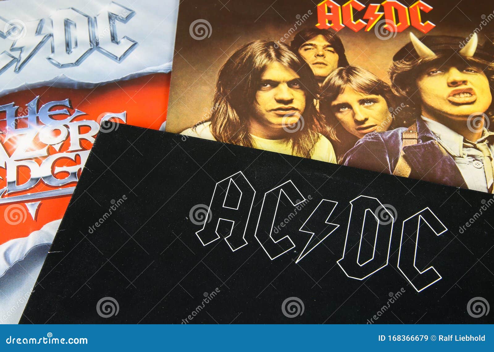 Cierre De La Colección De Discos De Vinilo De AC/DC Con Tapa Del álbum De  Cascos Imagen de archivo editorial - Imagen de cierre, vendimia: 168366679