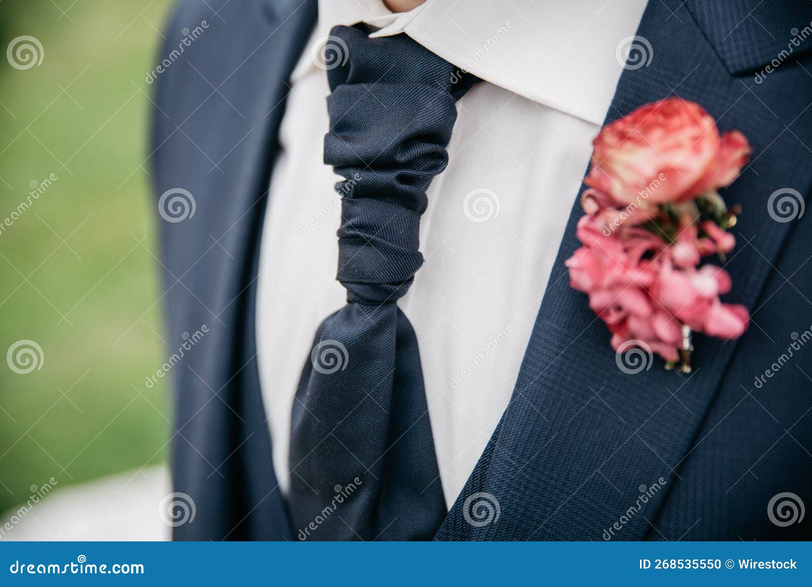 Cierre De La Corbata Negra De Los Novios Con Boutonniere Rosa Sobre Un  Traje Negro Foto de archivo - Imagen de flora, elegante: 268535550