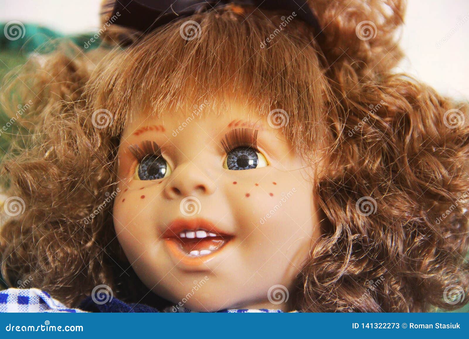 Cierre De La Muñeca De La Porcelana Para Arriba Imagen de archivo - Imagen de cierre, porcelana: 141322273